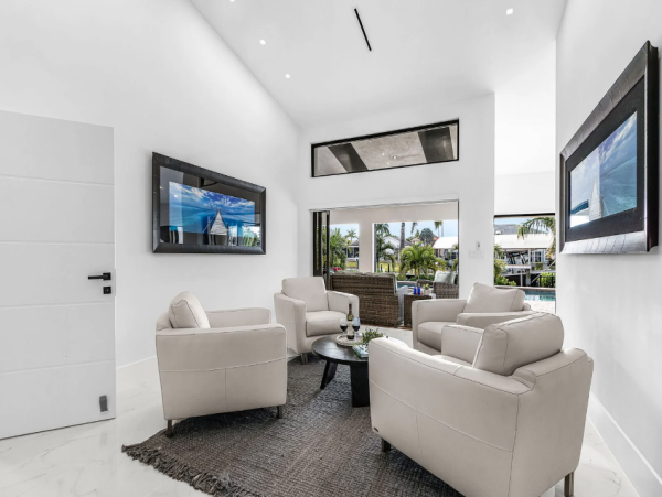 Ultimate Cape Coral Getaway - Luxury 3-Bedroom Pool Home